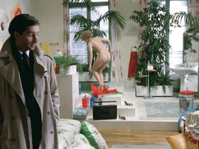 Грейс Де Капитани голая – Откройте, полиция! (1984)