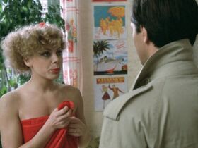 Грейс Де Капитани голая – Откройте, полиция! (1984) #2