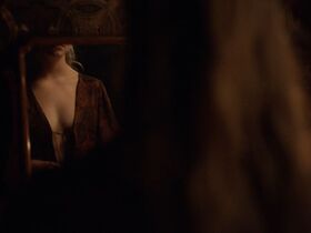 Аня Тейлор-Джой секси – Миниатюрист s01e01 (2017)