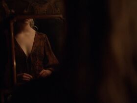 Аня Тейлор-Джой секси – Миниатюрист s01e01 (2017) #3