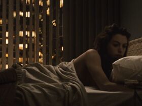 Энн Хэтэуэй секси – Пассажиры (2008)