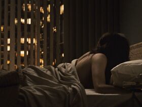 Энн Хэтэуэй секси – Пассажиры (2008) #2