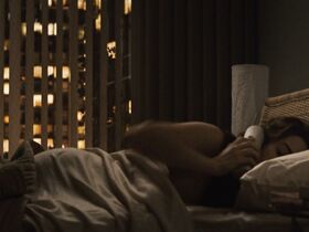 Энн Хэтэуэй секси – Пассажиры (2008) #3