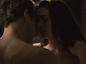 Энн Хэтэуэй секси – Пассажиры (2008) #4