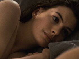 Энн Хэтэуэй секси – Пассажиры (2008) #5