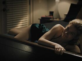 Тесса Феррер секси – Мистер Мерседес s02e01 (2018)