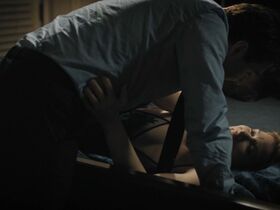 Тесса Феррер секси – Мистер Мерседес s02e01 (2018) #7