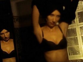 Александра Поплавска голая – Вниз по разноцветному холму (2004) #2