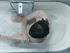 Лора Бенсон голая – Недотрога (2018) #2