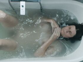 Лора Бенсон голая – Недотрога (2018) #3