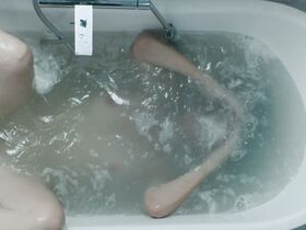 Лора Бенсон голая – Недотрога (2018) #4