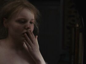 Мария-Виктория Драгуш голая – Мадмуазель Паради (2017) #5