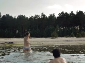 Амели Кифер голая – Kaptn Oskar (2013) #12