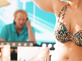 Шанталь Зитценбахер секси – Отрывайся жёстко, умри молодым (2018) #3