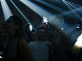 Зои Штайнбреннер голая – Бит s01e01 (2018) #2