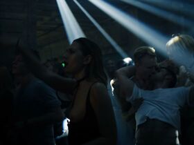 Зои Штайнбреннер голая – Бит s01e01 (2018) #3