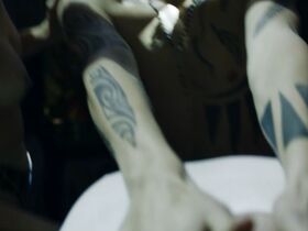 Зои Штайнбреннер голая – Бит s01e01 (2018) #4