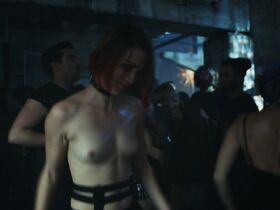 Зои Штайнбреннер голая – Бит s01e01 (2018) #7