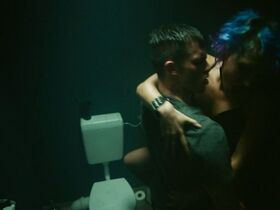 Зои Штайнбреннер голая – Бит s01e01 (2018) #8