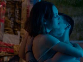 Симона Гейсслер секси, Валери Штолль голая – Там, где нет теней (2018) #2