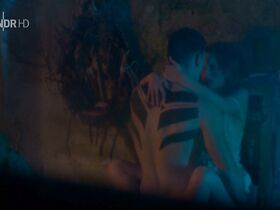 Симона Гейсслер секси, Валери Штолль голая – Там, где нет теней (2018) #5