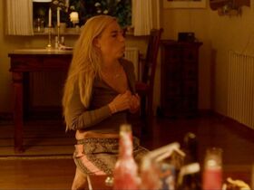 Розмари Мосбек голая – По-собачьи s01e03-04 (2018) #3