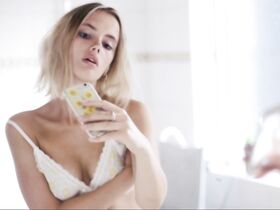 Розмари Мосбек голая – По-собачьи s01e03-04 (2018) #4