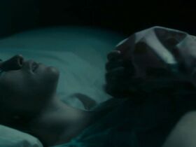 Клэр Фой голая, МайАнна Бёринг голая – Белая жара s01e01 (2012) #2