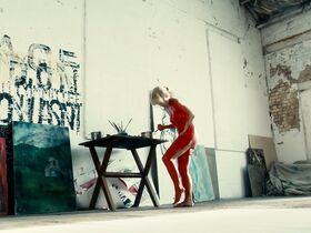 Клэр Фой голая, МайАнна Бёринг голая – Белая жара s01e01 (2012) #3