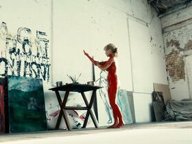 Клэр Фой голая, МайАнна Бёринг голая – Белая жара s01e01 (2012) #4