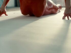 Клэр Фой голая, МайАнна Бёринг голая – Белая жара s01e01 (2012) #5