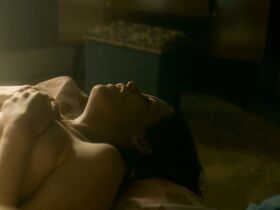 Клэр Фой голая, МайАнна Бёринг голая – Белая жара s01e01 (2012) #8