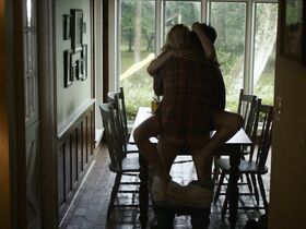 Никола Пельтц секси, Дженнифер Моррисон секси – Тёмные дороги (2018)