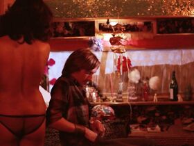 Клаудиа Демармельс голая, Алессандра Мэй голая – Тео против остального мира (1980) #5