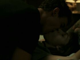 Урсула Корберо секси – Бумажный дом s01e01 (2017)