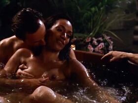 Ким Диккенс голая, Карен Холнесс голая – Развал (2003) #1