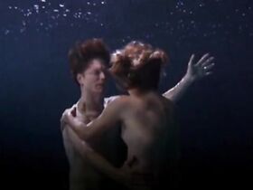 Ким Диккенс голая, Карен Холнесс голая – Развал (2003) #10