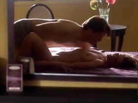 Ким Диккенс голая, Карен Холнесс голая – Развал (2003) #12