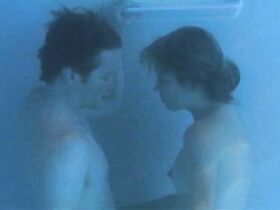 Ким Диккенс голая, Карен Холнесс голая – Развал (2003) #3