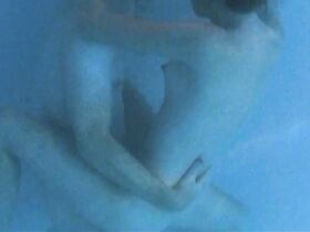 Ким Диккенс голая, Карен Холнесс голая – Развал (2003) #4