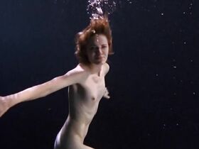 Ким Диккенс голая, Карен Холнесс голая – Развал (2003)