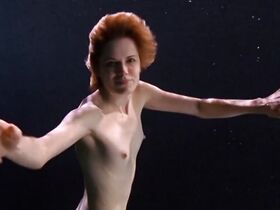 Ким Диккенс голая, Карен Холнесс голая – Развал (2003) #7