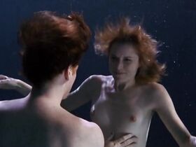 Ким Диккенс голая, Карен Холнесс голая – Развал (2003) #8