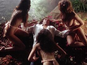 Сабрина Аллен голая, Шона Райан голая, Глори Голд голая – Embrace of the Vampire (1995)