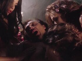 Сабрина Аллен голая, Шона Райан голая, Глори Голд голая – Embrace of the Vampire (1995) #5