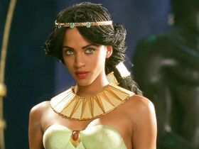 Ноэми Ленуар секси – Астерикс и Обеликс: Миссия Клеопатра (2002)