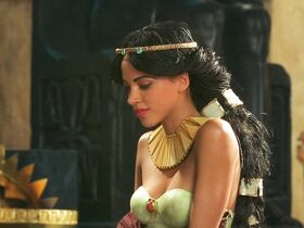 Ноэми Ленуар секси – Астерикс и Обеликс: Миссия Клеопатра (2002) #2