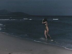 Кароль Андре голая – Насилие в песках (1969) #6