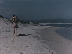 Кароль Андре голая – Насилие в песках (1969) #7