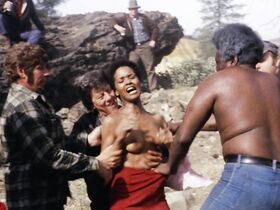 Дженни Белл голая, Лола Фалана голая – Человек клана (1974) #1